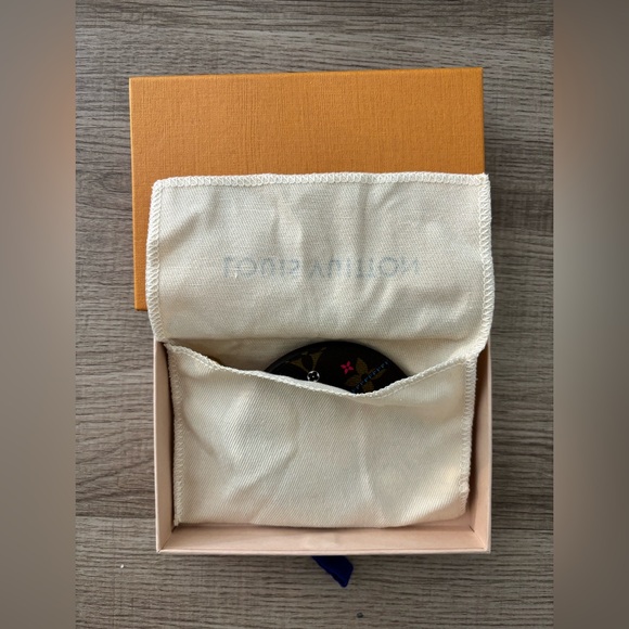 PRICE FIRM Louis Vuitton 2020 Vivienne Bag Charm & Key Holder - Picture 9 of 16